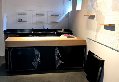 Empfangstheke mit Sp�le und Empfangsbereich mit Lochr�ckwand mit Digitaldruch und Einh�ngeb�den